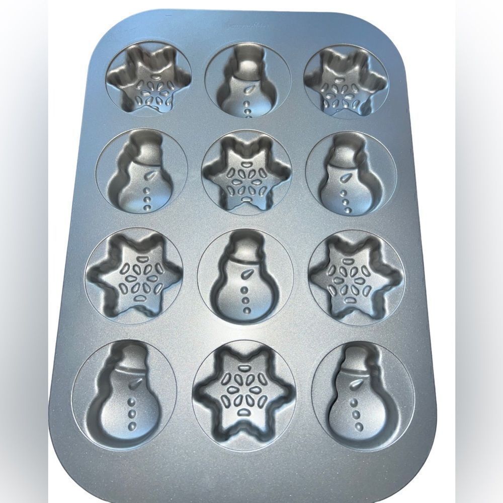The Pampered Chef‎ Christmas baking pan with twelve molds and 2 shapes